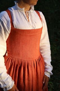 Tudor Kirtle, 16th Century Fashion Women, 1600s Dress, Tudor Fashion Women, Fashion Timeline, Medieval Garb