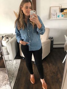 What To Wear With Black Jeans - Cleo Madison Dark Chambray Shirt Outfit, Black Jeans And Denim Shirt, College Wear Outfits, Denim Shirt Black Jeans, Denim Shirt Outfit Women, Jean Shirt Outfits, Chambray Shirt Outfits