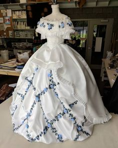 Katharine Humber 在 Instagram 上发布：“Reworked the skirts on my half scale 1864 ball gown recreation! Also added grommets and lacing up the back! She looks much better now..…” 1860 Dress Gowns, Different Kinds Of Dresses, 1870s Dress Ball Gowns, Victorian Ball Gowns Princesses, 1864 Dresses, 1860s Gown, 1800s Outfits, 1800s Ball Gown, Ball Skirts