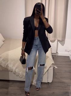 Works Night Out Outfit, Blazer Outfits For Women Going Out, Classy Going Out Outfits Night Winter, Casual Outfits With Heels Going Out, Casual Bar Outfits Black Women, Night Outfit Woman, Blazer Outfits Concert, Denim Skirt Date Night Outfit, Lace Bra And Blazer Outfit