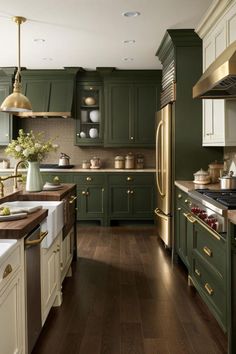 Green And Brown House, Brown Black Kitchen, Green And Gold Kitchen, Forest Green Kitchen, Rustic Kitchens, Black Kitchen Cabinets, Cozy Design