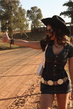 cowgirl, cowboy, texas, photoshot, photo ideas Western Clubbing Outfit, Cowboy Hat Pictures Photo Shoot, Cowgirl Formal Outfits, Desert Cowgirl Aesthetic, Rock Cowgirl Outfits, Texas Girl Outfits, Girl Cowboy Outfit, Western Spirit Day, Boho Cowgirl Outfit