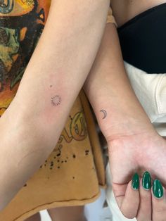 Mini sun and moon fineline tattoos Minimal Tattoo Sisters, Aesthetic Sun And Moon Tattoo, Minimalistic Sibling Tattoos, Sun And Moon Tattoo Aesthetic, Minimal Sun And Moon Tattoo, Moon Sun Matching Tattoos, Sister Tattoo Aesthetic, Fine Line Tattoo Best Friend, Sun And Moon Friend Tattoo