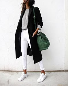 40 Ideas De Looks Minimalistas Para El Invierno | Cut & Paste – Blog de Moda Chic Business Casual Solid Color Outerwear, Chic Solid Color Outerwear For Business Casual, Chic Solid Color Outerwear For Day Out, Casual Black Outerwear For Business, Chic Black Solid Color Outerwear, Fitted Black Outerwear For Everyday Use, Black Outerwear For Fall Day Out, Chic Black Outerwear For Day Out, Spring Black Outerwear For Business Casual