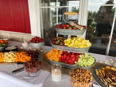 Rustic romantic wedding Tin Party Decorations, Fruit And Veggie Bar, Wedding Snacks Table, Food Table Set Up For Party, Fruit Tray Wedding, Boots And Brunch Party, Grad Party Food Table Display, Appetizer Table Display Ideas, Western Fruit Table Ideas