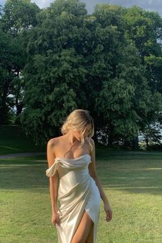 Twisted Games Prom Poses Alone, Individual Prom Poses, Prom Poses Single, Formal Poses, Recreate Photos, Bridget Von Ascheberg, Graduation Board, Prom Pose, Ig Pictures