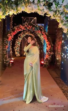 Saree Convocation Outfit, Saree For Farewell Party Beautiful, Pose In Saree For Farewell, Stomach Showing Outfits, Indian Convocation Outfit, Saree Ideas For Freshers Party, Classy Saree Look For Wedding, Saari Designs Latest For Girls Farewell, Farewell Saare Ideas