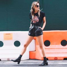 Leder Shorts Outfit, Casual Club Outfits, Leather Shorts Outfit, 5 Outfits, Rocker Look, Black Leather Shorts, Summer Shorts Outfits, Look Rock, Rock In Rio