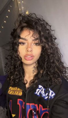 Blexican Woman, Spanish Baddie, Latina Curly Hair, Mexican Baddie, Curly Hair Latina, Hispanic Girl, Biracial Women, Spanish Girl, Square Face Hairstyles