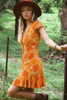 Orange Vintage V-neck Print Mini Dress Floral Print Frock, Orange Flower Dress, Exotic Outfits, 70s Inspired Fashion, Vintage Mini Dresses, Tie Dye Outfits, Style Maxi Dress, Mini Dresses Summer, Dress Size Chart