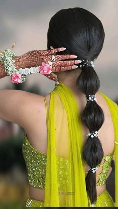 Haldi Function Hairstyle For Bride, Hair Makeup Hairstyles For Wedding, Diwali Hairstyles Indian Long Hair, Haldi Function Hairstyle, Wedding Indian Hairstyles, Hairstyle For Mehendi Function, Hairstyle For Garara, Bun Hairstyles For Bride Indian, Hairstyle In Wedding