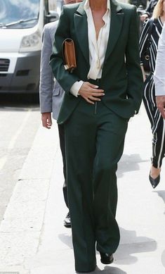 Pants Suit Aesthetic, Forest Green Womens Suit, Women’s Suites, Womens Suits Homecoming, Fem Suit Wedding, Woman Green Suit, Women In Pantsuits, Suit Inspiration Women, Formal Suits Aesthetic