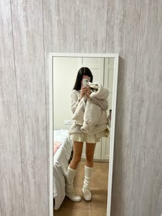 Cute Cold Weather Outfits Skirt, Winter Skirt Outfit Leg Warmers, Winter Outfits Cold Skirts, Arm Warmers Winter Outfit, Leg Warmers Outfit Korean, Leg Warmers Outfit With Skirt, Shoes To Wear With Leg Warmers, Leg Warmer Skirt Outfits, Outfits With Beige Skirt