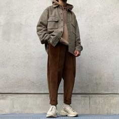 Minimalist Fashion Men, Guy Style, Streetwear Mode, Mens Fashion Streetwear, Stylish Mens Outfits, Black Cargo, Fall Fits, Brown Pants, Men Street