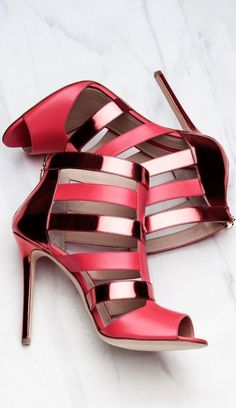 Gorgeous metallic red heels. Elie Saab collection 2015. Heels Collection, Picture Description, Heels For Women, Red High, Red Heels, Gorgeous Shoes, Carrie Bradshaw