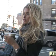 doutzen kroes / models lq icons / autumun aesthetic Doutzen Kroes Victoria Secret, Coffee Scarf, Side Part Layers, Doutzen Kroes Style, Universe And Me, The Chic Diet, Roy Family, Chic Diet, Nyc It Girl