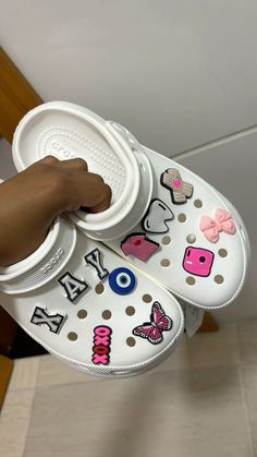 #odonto #crocs #inspiração #jibbitz Crocs Pins, Ideas For Besties, Crocs With Jibbitz, Christmas Wishlist, Scrubs, Christmas