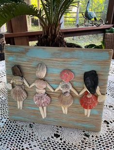 Shell Family Art, Seashell Family Art, Shell Crafts Artwork, Seashell People Art, Cockle Shell Crafts, Sea Shell People, Shell People Art, Seashell Ladies, Shell Art Projects