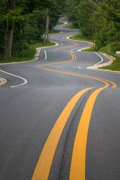 an empty road with yellow painted lines on it and a quote written in spanish above the image