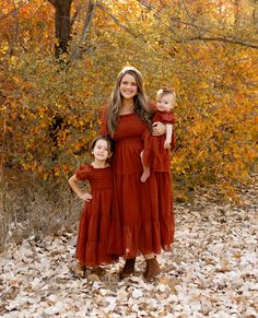 ITEM DESCRIPTION Get ready for fall family outings with our adorable matching dresses! Designed for comfort and style, these dresses are perfect for cozy pumpkin patches, festive gatherings, family fall pictures or simply enjoying the crisp autumn air together. 🍁💖Swipe to see all the beautiful details and color that will make this season extra special! DETAILS: Fit type: True to size Color: Rust-Brown Fit Style: Long Tiered Dress Flowy Length: Calf Long Dress Material: 100% Polyester Versatile tie bow that can be used in the front or back This dress includes lining Front and back smocked bodice Accessories not included SIZING ADULT S: Chest 30" | Waist 24.4"| Length: 39.8"| Sleeve length: 15" M: Chest 31.5" | Waist 26.4"| Length: 40.7"| Sleeve length: 15.3" L: Chest 33" | Waist 28.4"| Le Mommy And Me Dresses Winter, Mommy And Me Thanksgiving Dresses, Mommy And Me Dresses Long Sleeve, Fall Mommy And Me Shirts, Mommy And Me Fall Sweaters, Long Tiered Dress, Mommy Daughter Photos, Dress Flowy, Mommy And Me Dresses