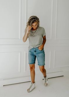 Whether you call them dad shorts, long denim shorts, or bermuda shorts, they're a versatile and comfy item for summer. Not only that, but you can easily make them look chic too. Here’s how to wear bermuda shorts 2 ways! #summeroutfits #casualoutfits Womens Long Jorts Outfit, Knee Length Shorts Outfits, How To Wear Bermuda Shorts, Bermuda Shorts Outfit, Shorts Outfit Ideas, My Chic Obsession, Long Denim Shorts, Jean Short Outfits