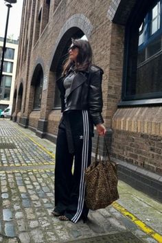 How To Style Track Pants With Outfit Ideas Style Adidas Pants, Basketball Pants Outfit Women, Tracksuits Outfits Women, Track Suit Pants Outfits, Track Pants Winter Outfit, Striped Track Pants Outfit, Black Athletic Pants Outfit, Blazer And Track Pants, Adidas Black Track Pants Outfit