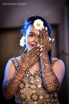 Mehendi function Haldi Poses For Bride, Bridal Mehendi Designs Wedding, Mehendi Look, Haldi Photoshoot, Mehendi Photography, शादी की तस्वीरें, Haldi Ceremony Outfit