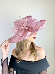 Looking for the perfect classic hat for the Kentucky Derby, Easter, Mother's day, or high tea? This blush pink bloom Kentucky Derby hat is perfect for any occasion ♥Attaches with matching, satin headband.♥Ultra Light & comfortable to wear.♥Packed and shipped in a sturdy box with special love & care to ensure a safe delivery.♥Includes a hat care card with instructions on how to care for & keep your piece beautiful.♥Over 14,000 pieces sold & 2,000 5 star reviews. Our "Hive Girls" come back year after year for their next hat or fascinator. Loving their pieces so much, they refer their friends & family to us here at The Hat Hive!♥Looking for a customized piece? Please send me a message and let's create something unique just for you!♥If you'd like to send in your dress/outfit/color swatch for a Tea Party Outfit, Navy Blue Fascinator, Kentucky Derby Fashion, Classy Hats, Hat Tea Party, Derby Fashion, Blue Fascinator, Womens Tea, Derby Fascinator