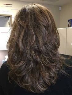 Volume Layer Haircut Wavy Hair, Haircuts Women Layers, Layered Hairstyles With Bangs Short, Shag Layered Hairstyles With Bangs, 2023 Medium Long Haircuts, Very Layered Hair Medium With Bangs, High Layers Medium Hair, Mid Length Hair With Layers Curly Waves, Back Of Head Layers