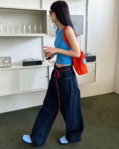 Japan Summer Street Style, 90’s Summer Outfits, Fun Park Outfit, Tokyo Outfits Summer, Primary Colors Outfit, Summer Korean Outfits Street Styles, Orange Bag Outfit, Japan Summer Fashion, Orange And Blue Outfit