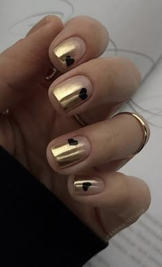 Black And Gold Short Nails, Short Nails Gold, Gold Short Nails, Classy Gold Nails, Short Square Nails, Gold Nail, Minimal Nails, Black Nail Designs, Black Nail