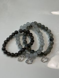 comes in glass beads & crystals Natural Bead Bracelets, Grudge Bracelets, Alt Beaded Bracelets, Grunge Jewellery Bracelets, Glass Beaded Bracelets Ideas, Acubi Bracelet, Glass Beads Bracelet Ideas, Bracelet Grunge, Rock Bracelets