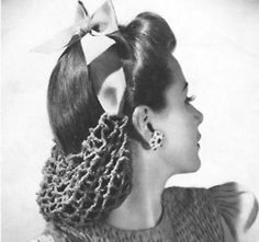 1940s fashion - this was called a 'snood.' It was used when the lady wanted her hair to stay in place, when she didn't have time to curl it....or riding in a convertible/roadster! Snood Pattern, Retro Updo, Crochet Snood, 40s Hairstyles, Hair Snood, 1940s Hairstyles, Pin Curls, Retro Mode, Ribbon Hair