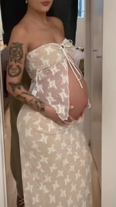 Vom Avea Un Copil, Pregnancy Belly Photos, Belly Photos, Pregnancy Goals, Pretty Pregnant, Mommy Outfits, Cute Maternity Outfits, Stylish Maternity Outfits