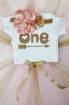 First birthday "One" pink and gold baby outfit with onesie, tutu, and headband.  Cute store: "The Green Eyed Bride" on Etsy.  www.thegreeneyedbride.etsy.com First Birthday Tutu, Birthday Tutu Outfit, First Birthday Outfit, Foto Baby, 1st Birthday Outfits, Baby 1st Birthday, Pink Tutu