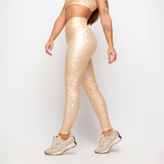 A Calça Legging Gold Wild é uma escolha estilosa e funcional para seus treinos. Com detalhes monocromáticos
 em animal print, sua textura emborrachada
 oferece conforto e durabilidade
, enquanto a elasticidade garante um ajuste perfeito, proporcionando suporte e liberdade de movimento para o corpo. Workout Leggings, Animal Print, Leggings, Gold