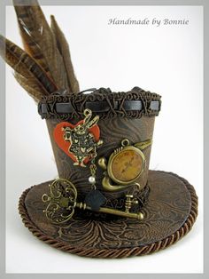 Mad Hatter Mini Top Hat - What a classy version of an Alice Hat Tiny Top Hat, Steampunk Hats, Mad Hatter Top Hat, Steampunk Top, Steampunk Christmas, Mode Steampunk, Steampunk Top Hat, Mad Hat, Mad Hatter Hat