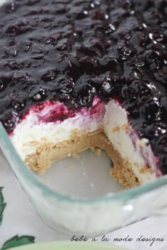 a blueberry cheesecake in a glass pie dish