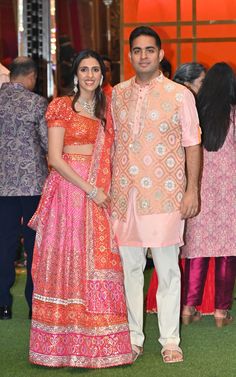 Shloka Ambani wore a custom lehenga by Abu Jani and Sandeep Khosla. New Mumbai, Nita Ambani, Expensive Dresses, Entertainment News Celebrities, Reception Look, News India, Korean Entertainment, Fashion Lifestyle