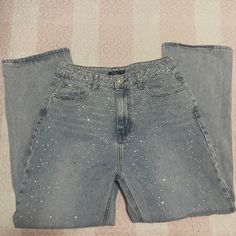 calça jeans mamô com pedrarias  estilo mom jeans , tamanho 40 veste um 38-40      cintura :76cm / quadril: 110cm. novinha!! foi usada apenas uma vez e não me cabe mais pois ganhei uns quilinhos rs  fica linda no corpo e trás modernidade para o dia a dia ou um look moderno despojado , tênis branco . arrasa ! paguei 250,00 nela vendendo no desapego Mom Jeans, Quick Saves, Clothes