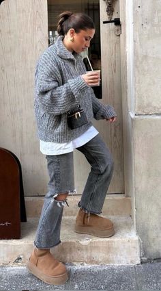 Uggs Outfits, Outfit With Uggs, Dinner Outfit Casual, Look Boho Chic, Latina Outfits, Skandinavian Fashion, Uggs Outfit, Cold Outfits, Looks Party