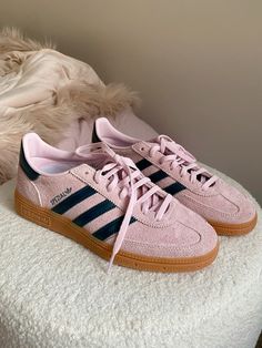 #adidas #shoes #fashion #pinkspezials Pink Adidas Shoes Outfit, Adidas Samba Pink, Adidas Rose, Adidas Spezials, Pink Adidas Shoes, Rose Adidas