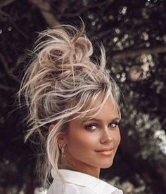 #BlondeHairGoals #BlondeTransformation #HairMakeover #BlondeBeauty #BlondeAmbition #HairInspo #BlondeBombshell #BlondeJourney #NewHairWhoDis #BlondeVibes #HairTransformation #BlondeLife #BlondeHighlights #BlondeObsessed #BlondeMagic Hilde Osland, Fall Blonde Hair, Peinados Hair Styles, Ash Blonde Hair Colour, Blonde Hair Transformations, Styles Hairstyles, Beautiful Gray Hair, Bangs Hairstyles, Gorgeous Hair Color