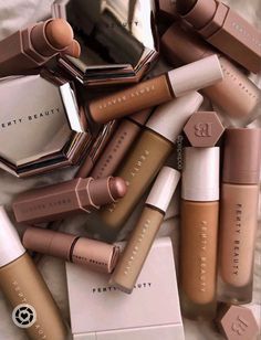 Makeup Aesthetic Products, Aesthetic Products, Alat Makeup, Natural Hair Treatments, Makeup Aesthetic, Organic Cosmetics, Natural Moisturizer, Luxury Makeup, Fenty Beauty