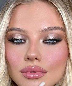 Light Eyes Makeup Looks, Glitter Makeup Brown Eyes, Eye Makeup For Blue Eyes Blonde Hair, Make Up Looks Prom, Make Up Blue Eyes Blonde, Cool Tone Bridal Makeup, Prom Makeup For White Dress, Make Up For Blondes With Blue Eyes, Blonde Makeup Looks Blue Eyes