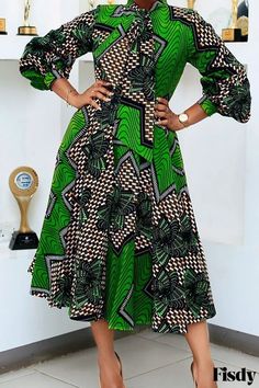 Fisdy - Elegante Vestido Casual Verde Estampado de Medio Cuello con Diseño de Falda Pastelera African Garments, Dashiki Clothing, Nigerian Style, Goddess Fashion, Mama Africa, Afro Fashion, African Designs, African Outfits, Ankara Gowns