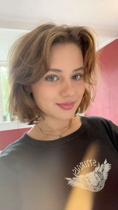 Short Hair Swoop Bangs, Cute Really Short Haircuts, Cute Haircuts Straight Hair, Straight Bobs For Fine Hair, Short Haircuts For Girls Teens, Short Cute Haircuts For Women, Short Teen Girl Haircuts, Downtown Girl Hairstyles Short, Short Haircuts For Thick Hair Women