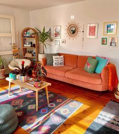 Home decor Granola Apartment, Apartment Decor Inspiration Cozy, Maximalist Decor Small Spaces, Retro Modern Living Room, Crafts Home, Apartment Decor Inspiration, Aesthetic Home, Decor Aesthetic