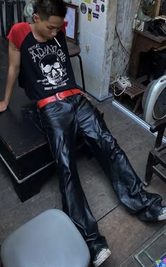 Punk Y2k Men, Punk Men Aesthetic, Y2k Goth Men, 90s Punk Fashion Men, Men’s Grunge, Punk Aesthetic Men, 2000s Punk Fashion Men, Grunge Male Fashion, Grunge Boy Outfits 90s