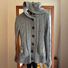 Nwot- The Tag Did Come Off So It’s Not Tagged But It Is New Never Worn! Modern Vintage Boutique Ci Sono Cavalini Gray Cable Knit Hooded Sweater - Size Small - 100% Acrylic Interior, 100% Polyester Exterior - Hood Is Not Removable - Full Zip And Buttons - 18 Inches Across Chest From Underarm To Underarm - 26 Inches Total Length From Neckline To Bottom Questions? Comment Below! Stars Clothing, Star Clothing, Teddy Jacket, Vintage Jackets, Hooded Sweater, Vintage Jacket, Vintage Boutique, Modern Vintage, Cable Knit